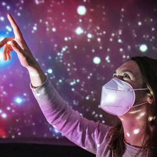 Person bei einer Vorführung im mobilen Planetarium. Foto: LWL, Steinweg