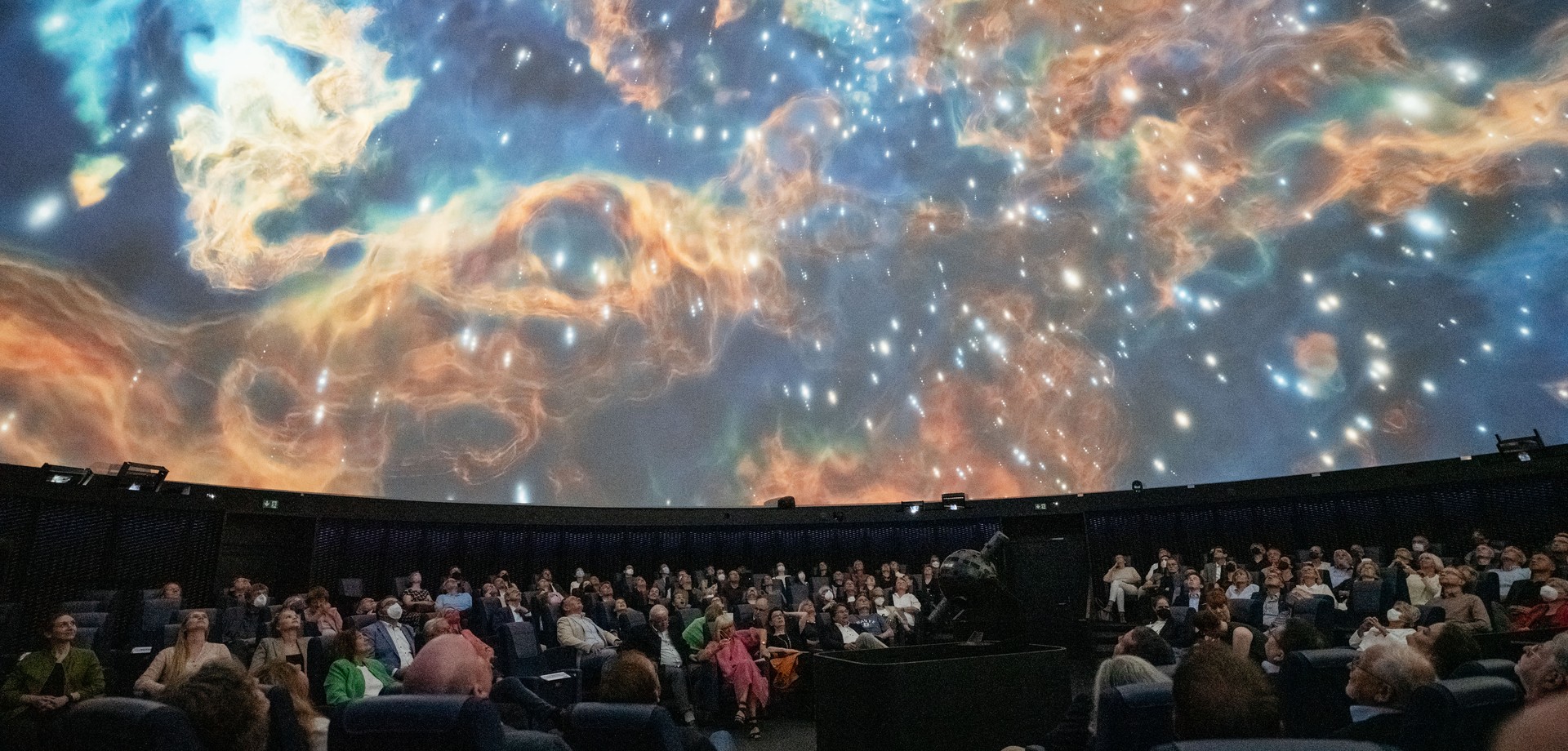 Blick in ein vollbesetztes Planetarium.