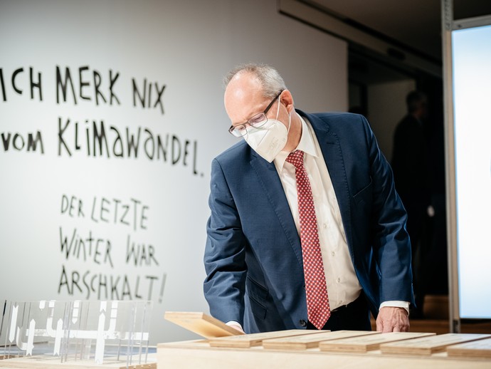 LWL-Direktor MAtthias Löb probiert ein Holzspiel aus. (öffnet vergrößerte Bildansicht)