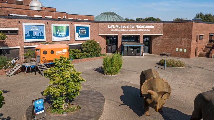 Das LWL-Museum für Naturkunde vom Vorplatz aus betrachtet. Foto: LWL/Steinweg