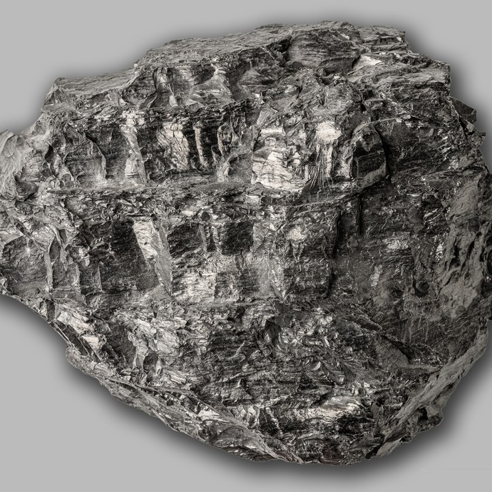 Ein Stück Anthrazit-Kohle aus dem Bergwerk Ibbenbüren (vergrößerte Bildansicht wird geöffnet)