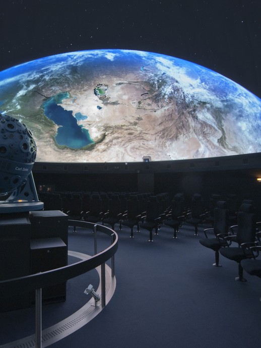 Blick in das alte Planetarium von 2010 mit seinen Sitzreihen und dem Sternenprojektor. (öffnet vergrößerte Bildansicht)