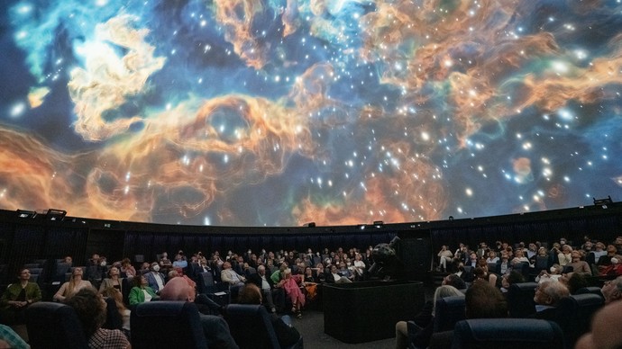 Blick in ein vollbesetztes Planetarium.