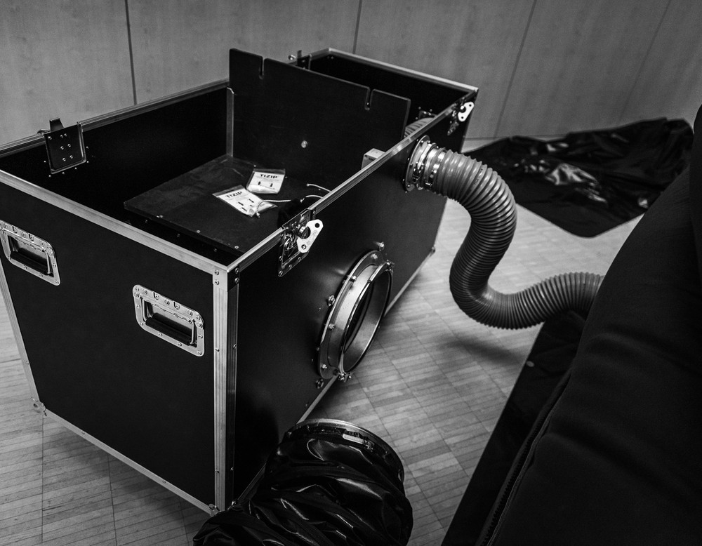 Eine Lüftungsanlage, über einen Schlauch mit dem Planetarium verbunden.