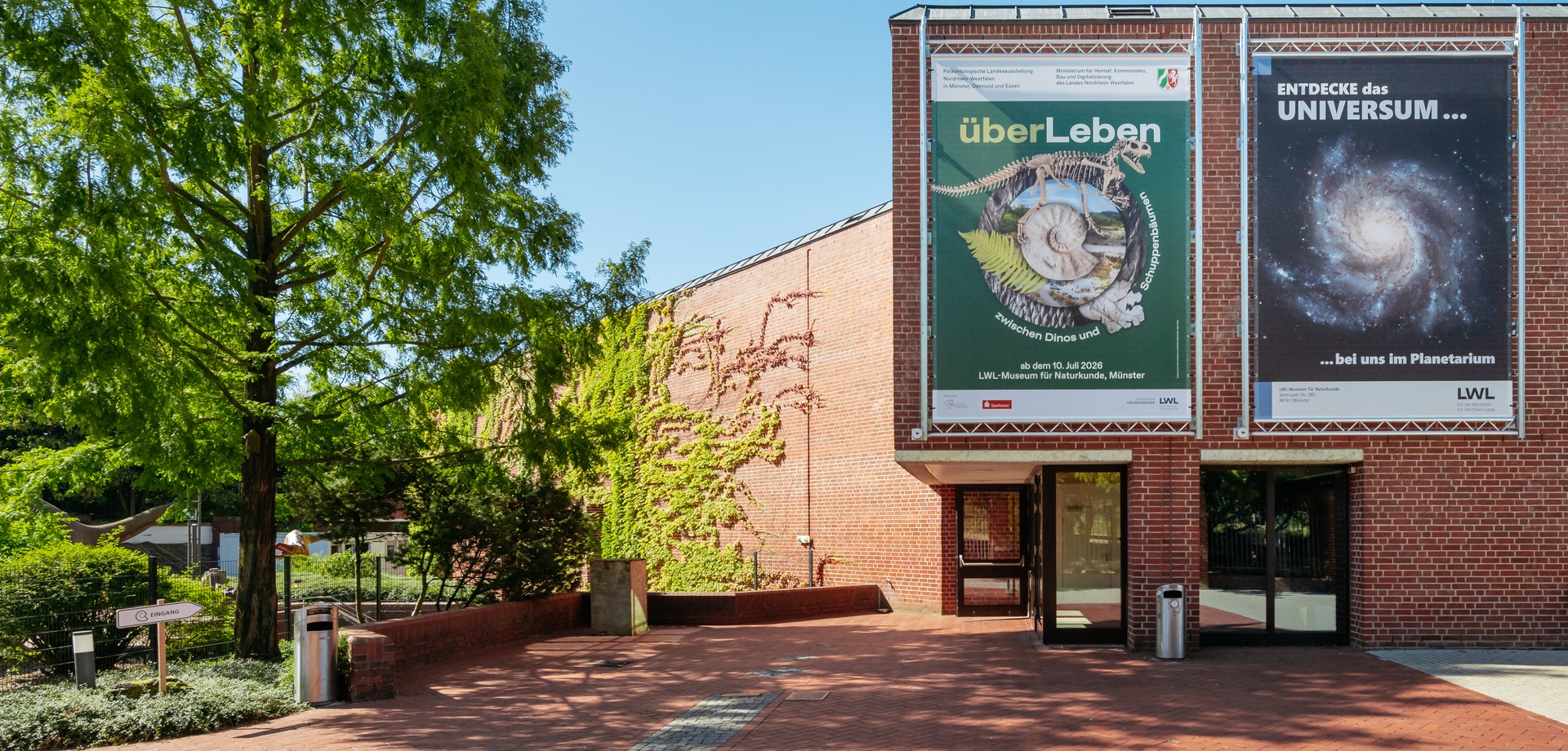 Museum with surrounding green spaces and the objects on the forecourt.