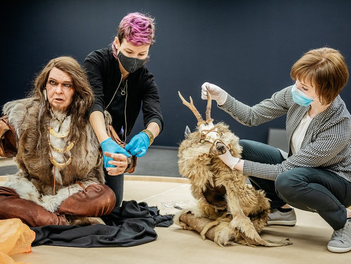 Zwei Frauen präparieren eine Figur: Foto: LWL/Steinweg (vergrößerte Bildansicht wird geöffnet)