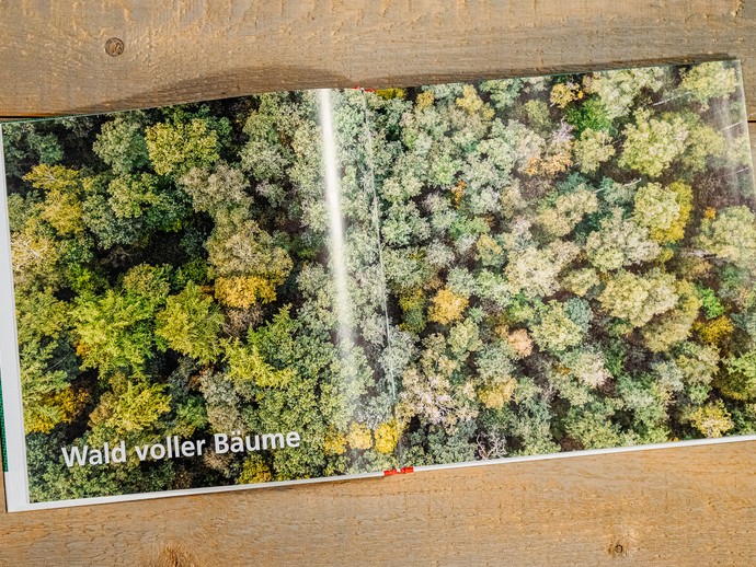Einblick in das Begleitbuch zur Sonderausstellung Alles Könner Wald. (vergrößerte Bildansicht wird geöffnet)