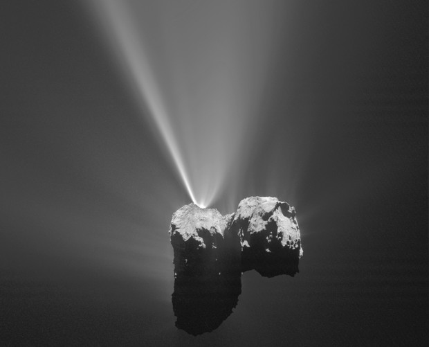 Der Kometenkern ist ein kilometergroßer "Eisberg", von dem Eis sublimiert, wie hier beim Kometen 67/P Churyumov-Gerasimenko. Foto: ESA/MPS/OSIRIS