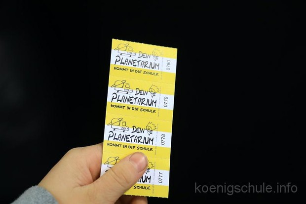 Selbgestaltete Eintrittskarten für das Poop-up-Planetarium einer Grundschule.