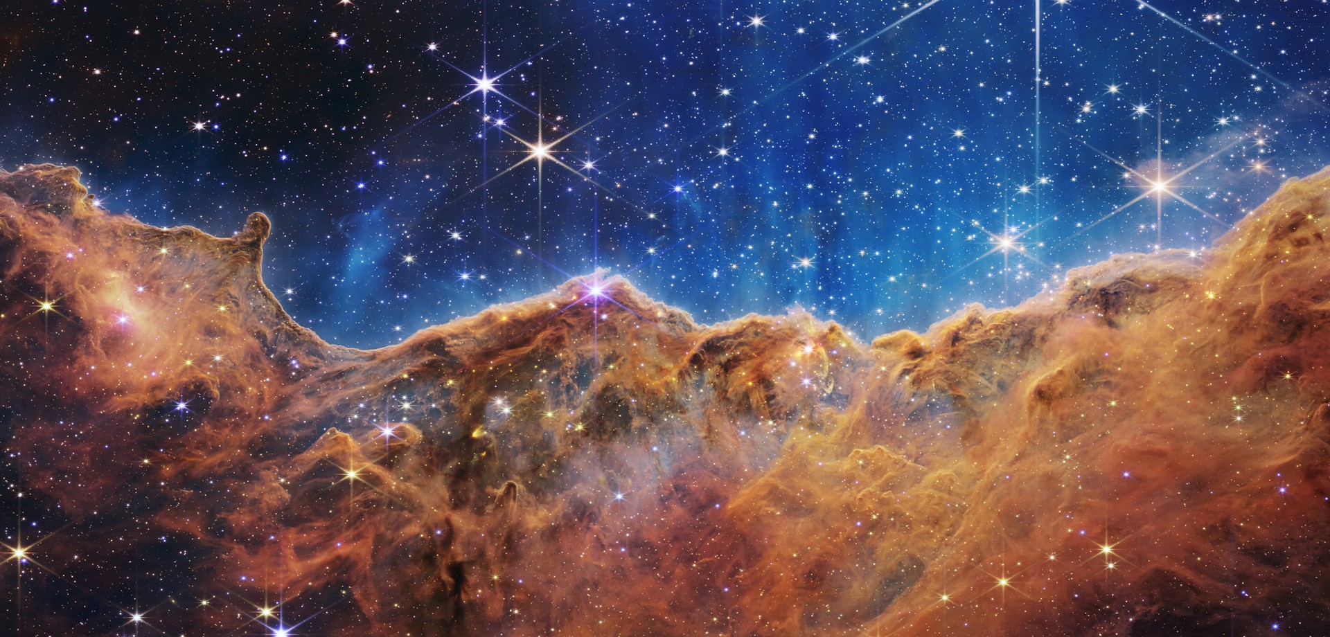 Die „Cosmic Cliffs“ im Carinanebel, etwa 8.000 Lichtjahre von der Erde entfernt ist. Das Bild zeigt erstmals unsichtbare Bereiche der Sternentstehung.