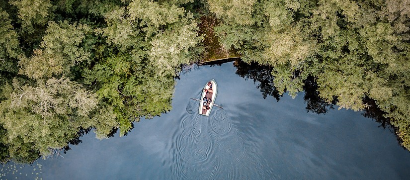 Menschen in einem Boot im Naturschutzgebiet Heiliges Meer