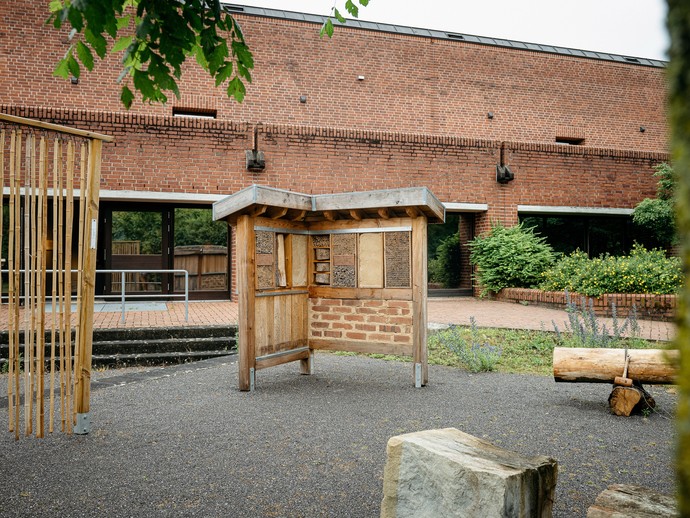 Insektenhotel und Klanginstallationen aus Holz. Foto: LWL/Steinweg (vergrößerte Bildansicht wird geöffnet)