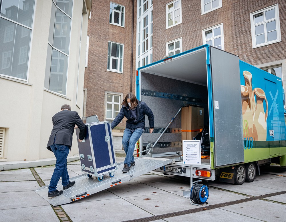Zwei Männer beladen einen LKW