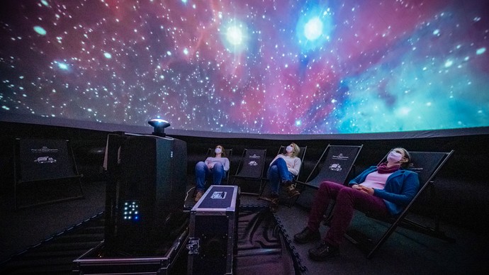 Personen bei einer Vorführung im mobilen Planetarium. Foto: SPB/F.-M. Arndt