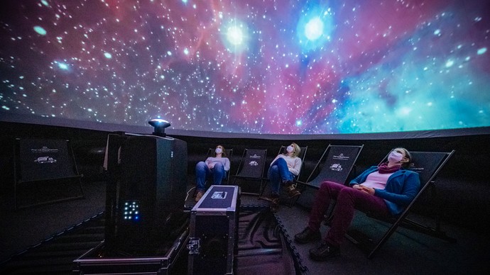 Personen bei einer Vorführung im mobilen Planetarium. Foto: SPB/F.-M. Arndt Personen bei einer Vorführung im mobilen Planetarium. Foto: SPB/F.-M. Arndt
