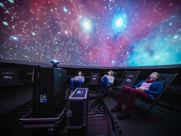 Pop-up-Planetarium mit Sitzgelegenheiten. Foto: LWL/Steinweg (vergrößerte Bildansicht wird geöffnet)