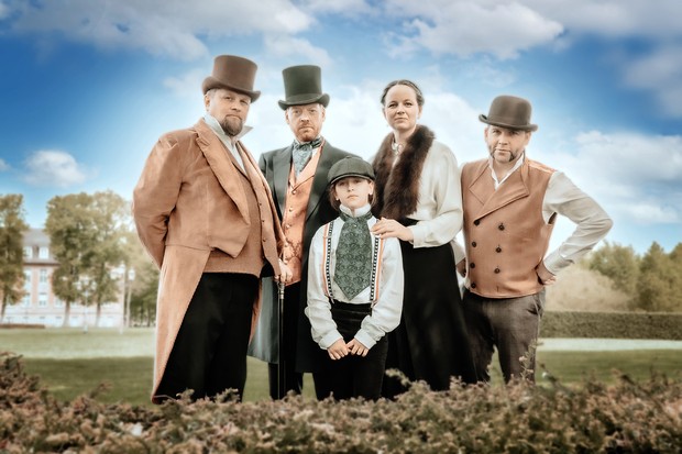 Die Darsteller des Live Hörspiel der Kleine Lord stehen in Ihren Kostümen vor einem blauen Himnmel.